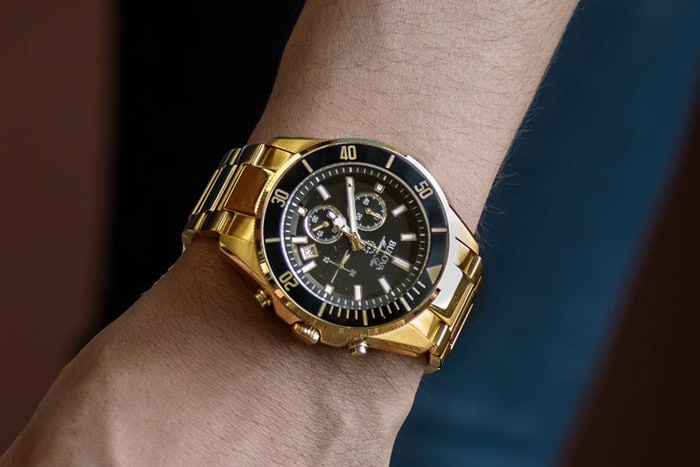 alasan kenapa pria harus pakai jam tangan emas