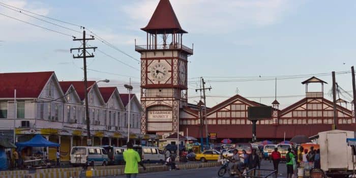 Stabroek Market menjadi pasar teraramai sekaligus destinasi wisata di kota Georgetown, Guyana